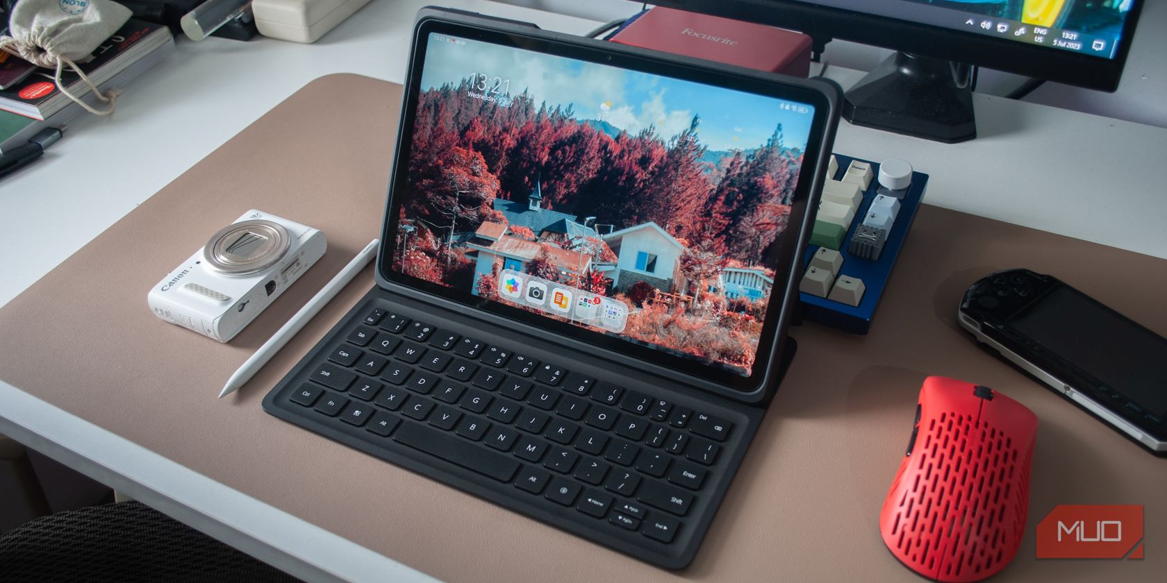 matepad-11-on-desk-in-front-of