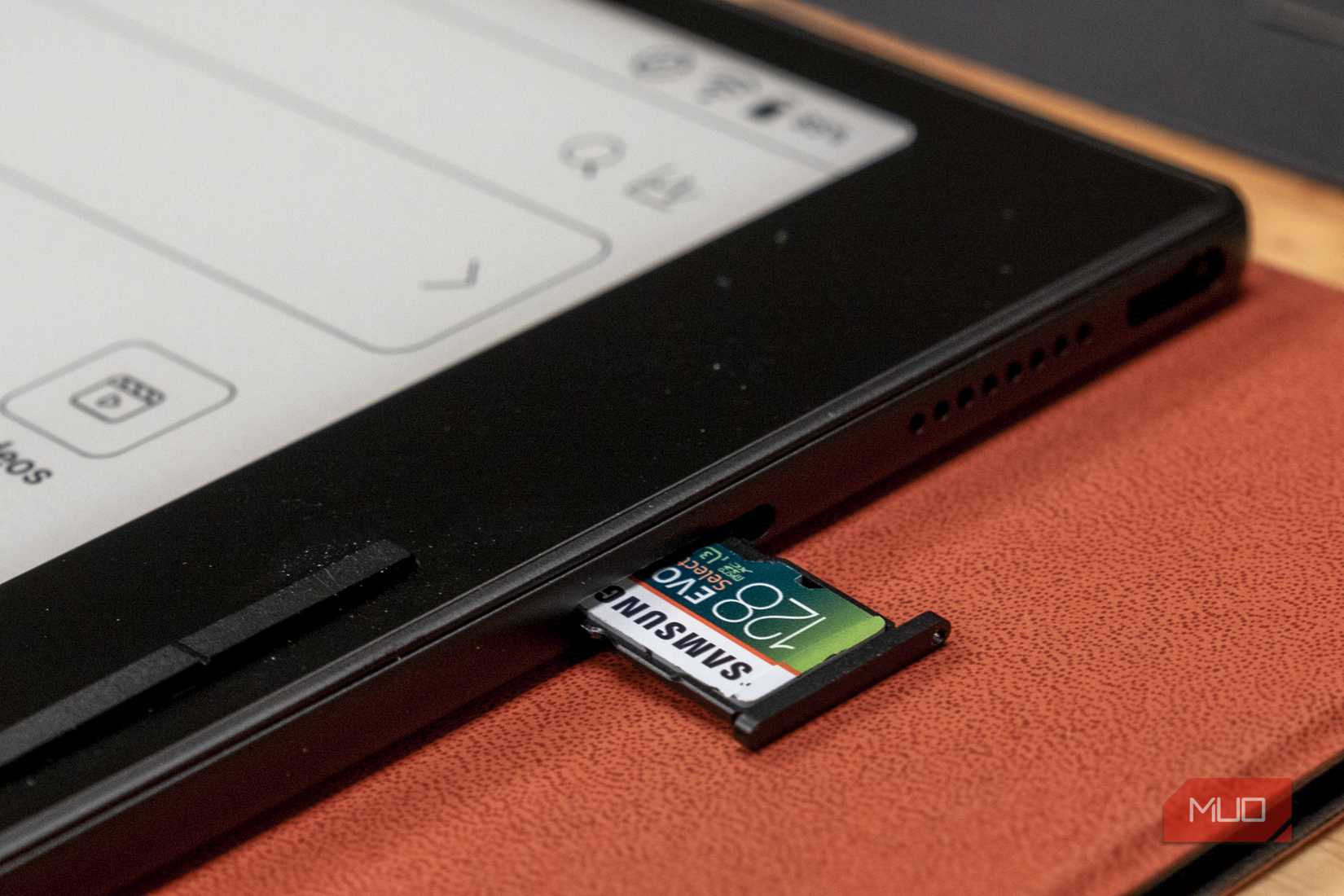 تم إدخال بطاقة microSD في صفحة BOOX