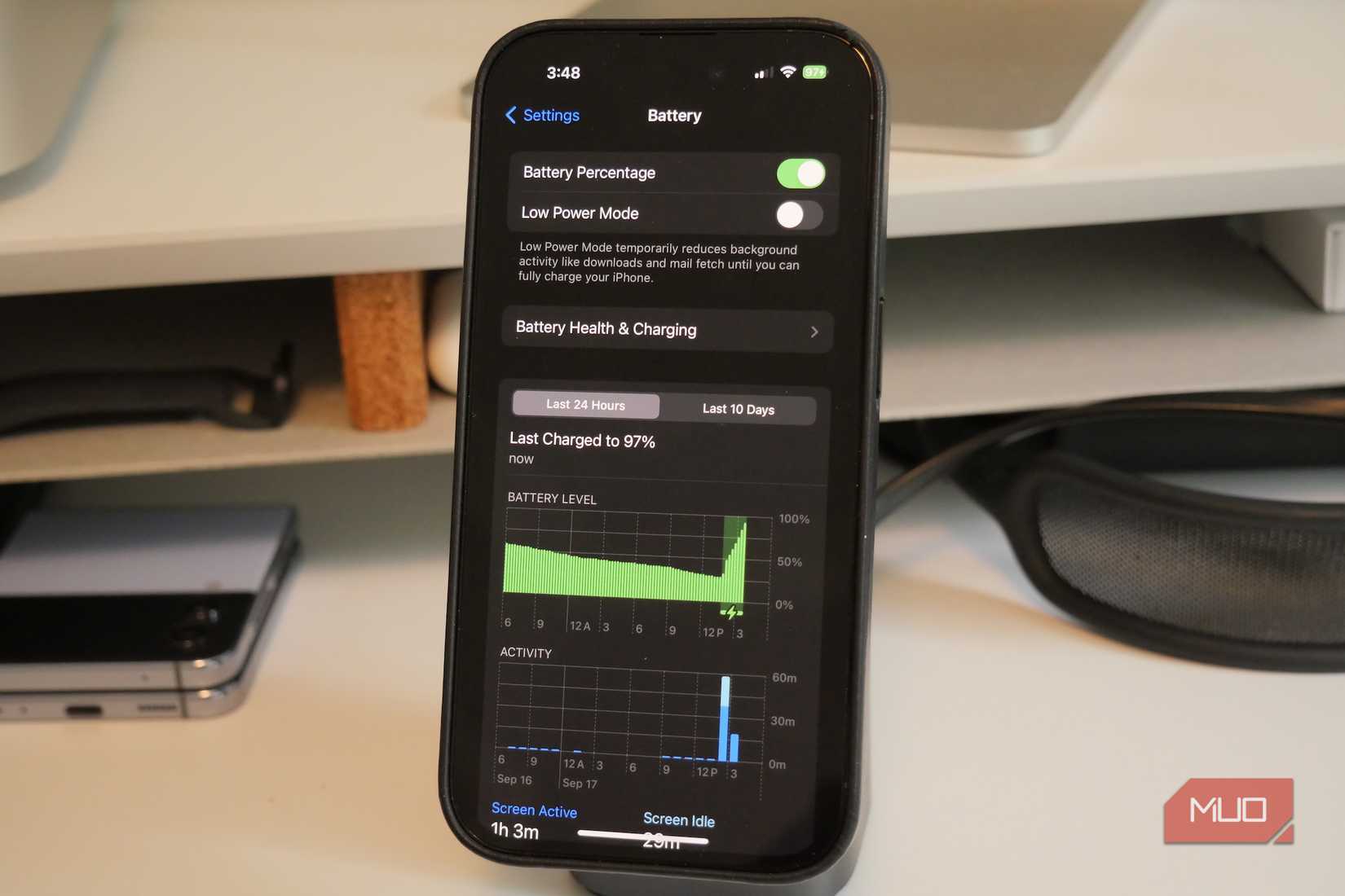 iPhone on UGreen charger with Battery settings page