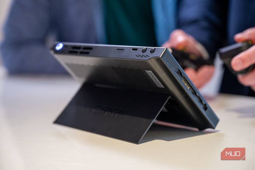 Lenovo Legion Go مع مسند