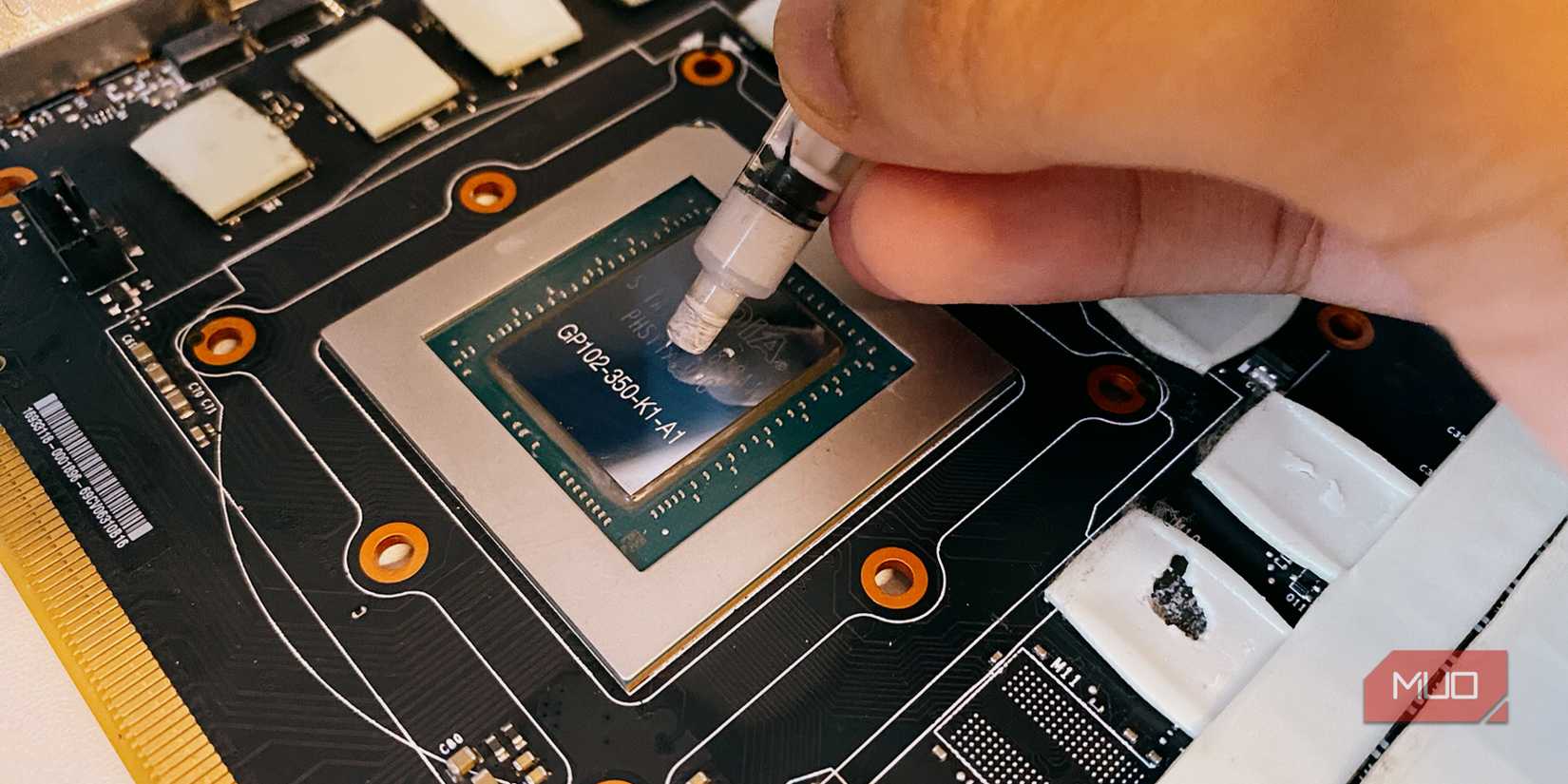 Applying thermal paste on GPU die