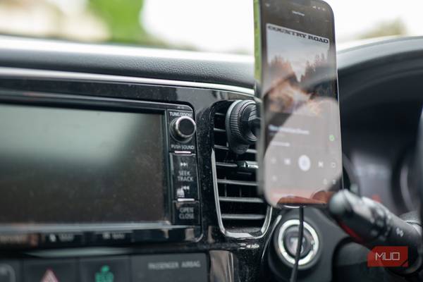 pitaka ezmag car mount pro 2 - mounted in the car