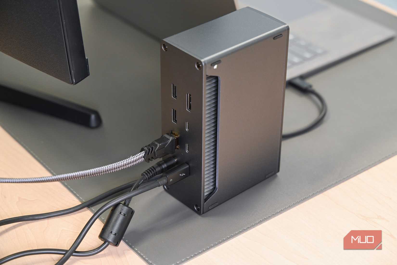 তারের প্লাগ ইন সহ Ugreen Revodoc Max 213