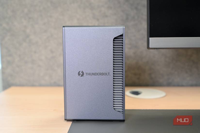 نمای کناری Ugreen Revodok Max 213