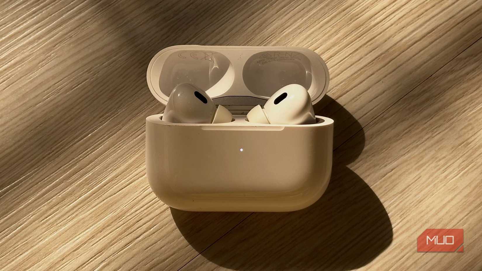 AirPods white status light