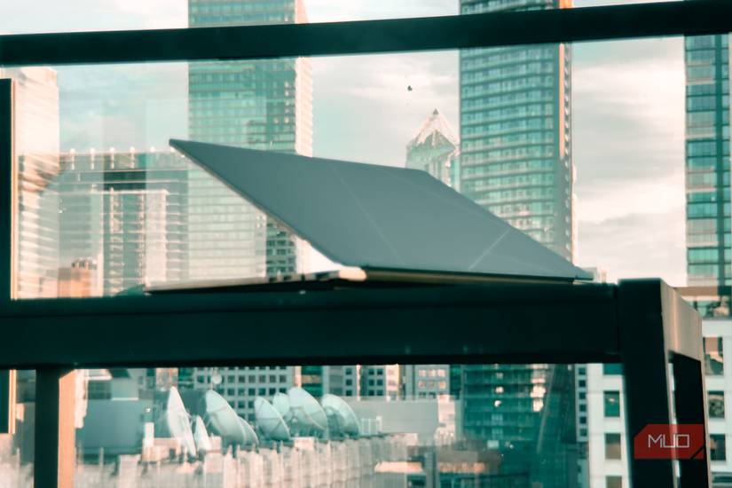 تصویر زاویه‌دار Zenbook 14 OLED