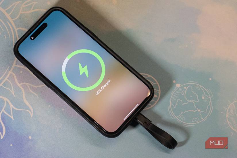 پاوربانک مغناطیسی Baseus به‌صورت بی‌سیم آیفون ۱۴ پرو مکس را شارژ می‌کند