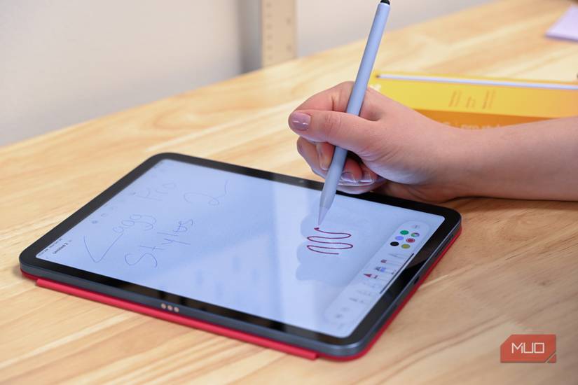 شخصی که با ZAGG Pro Stylus 2 رسم میکند