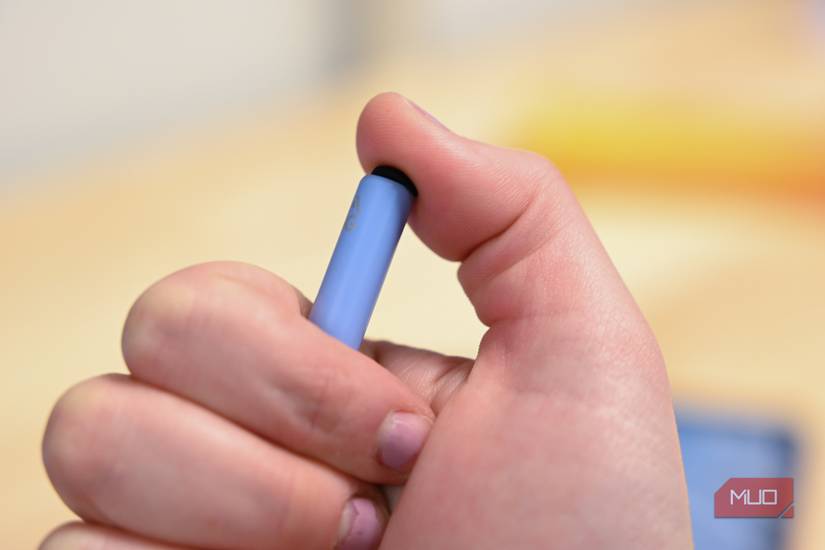 شخصی که دکمهٔ ZAGG Pro Stylus 2 را فشار می‌دهد