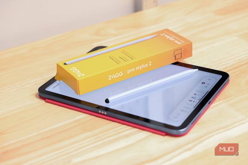 ZAGG Pro Stylus 2 و جعبه‌اش که روی آی‌پد قرار دارند