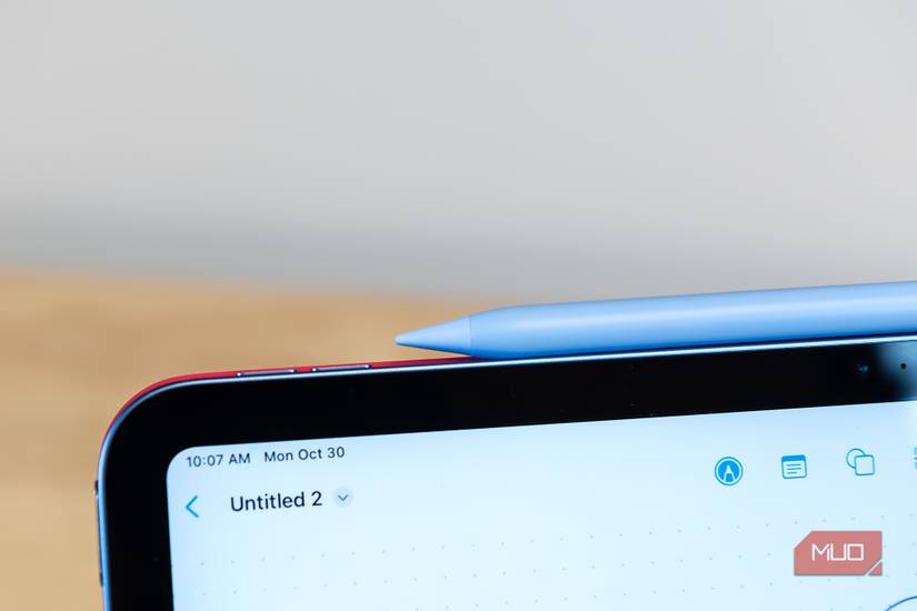 سر قلم ZAGG Pro Stylus 2 که به‌صورت مغناطیسی روی آی‌پد نصب شده است