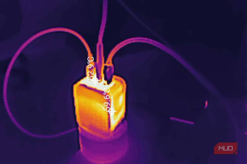 نمایش زیرآبی شارژر Ugreen Nexode Pro 65W با نمایش حداکثر دما