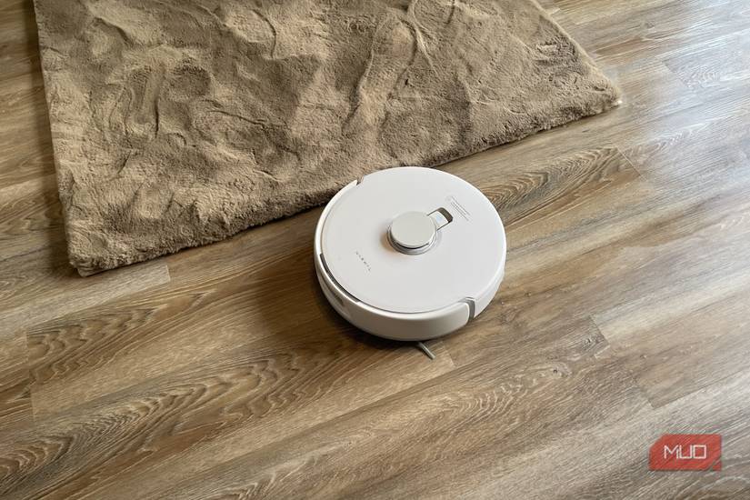 ناروال فریو اولترا ایکس روی کف چوبی کنار فرش