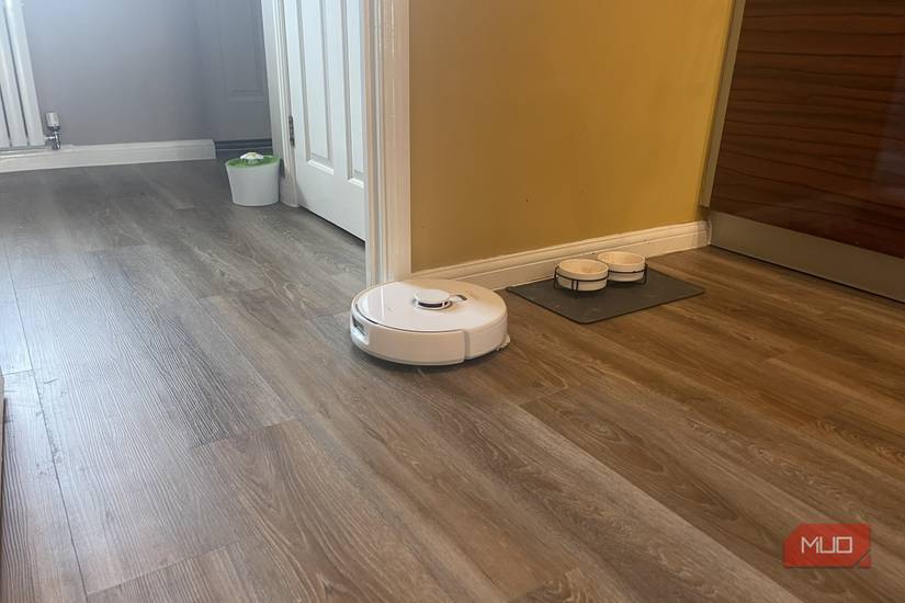 ناروال فریو ایکس اولترا در حال تمیز کردن کنار کاسه‌های گربه