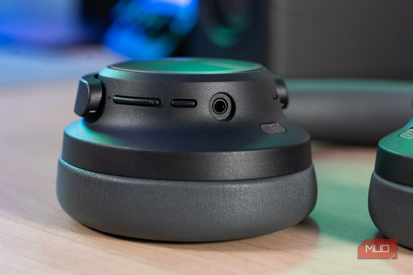 هدفون SoundPEATS Space با کابل ۳۵ میلیمتری و کابل شارژ در جلوی جعبه