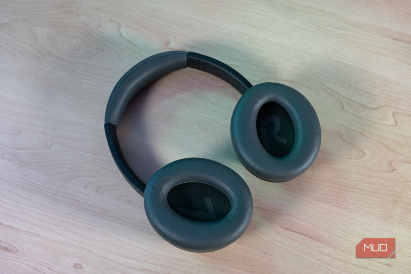 هدفون SoundPEATS Space با نشانگرهای چپ و راست داخل هدفون