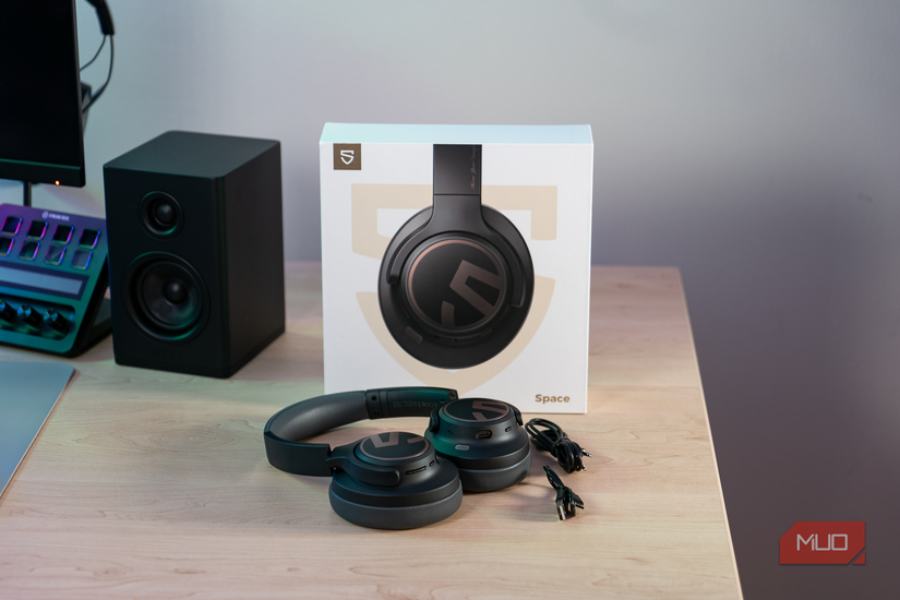 هدفون SoundPEATS Space با کابل ۳۵ میلی‌متری و کابل شارژ در جلوی جعبه