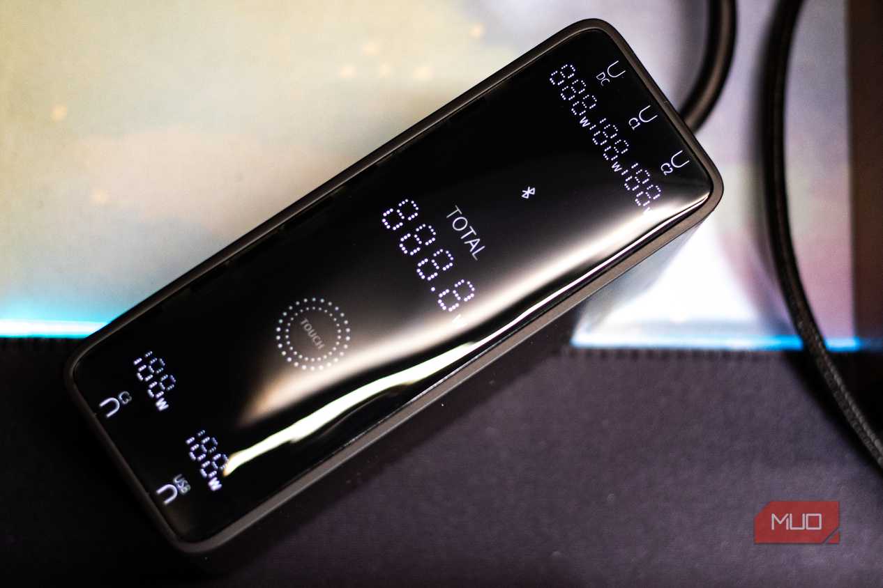 Baseus 240W Digital GaN Charger screen