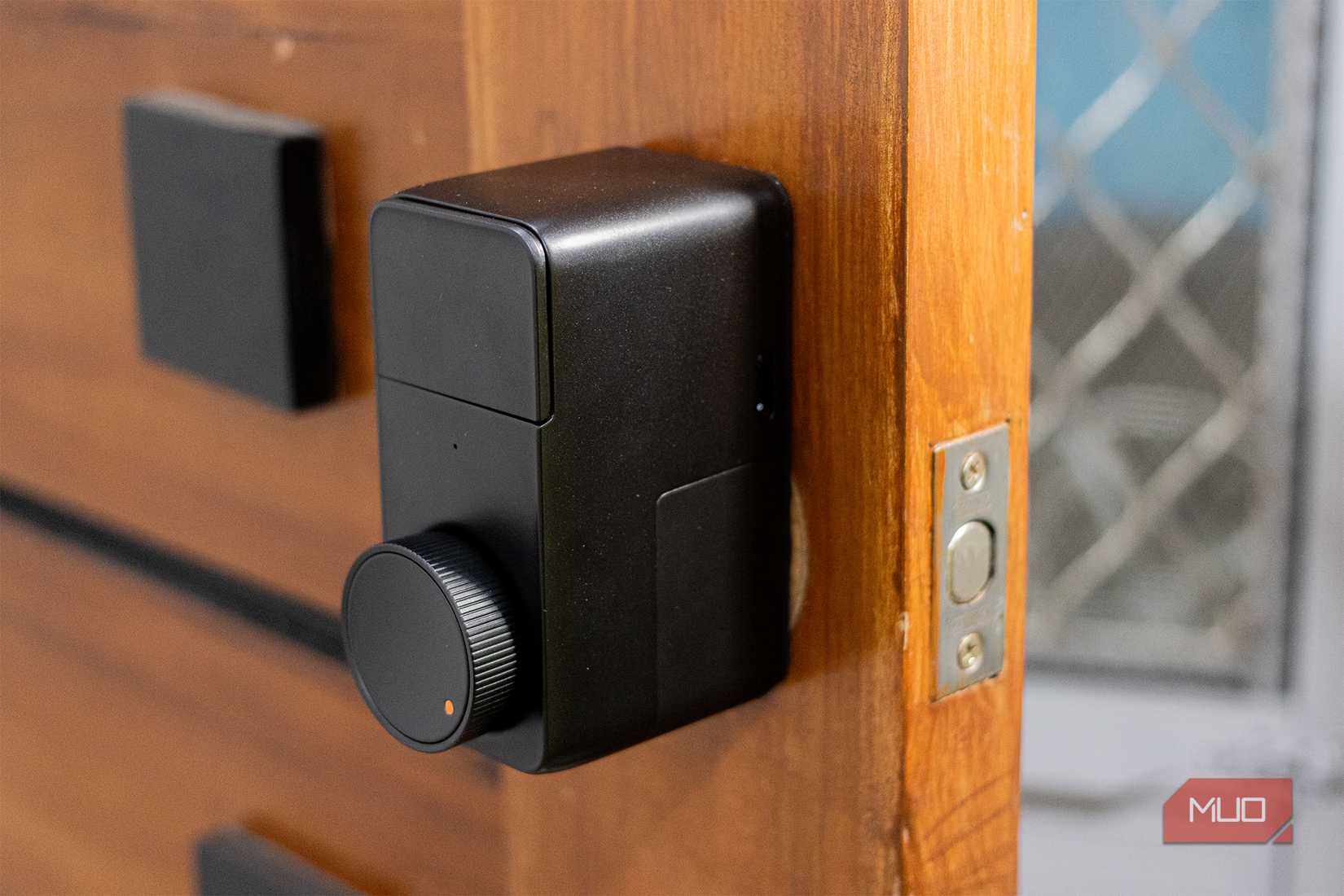 قفل SwitchBot Lock Pro نصب شده روی در