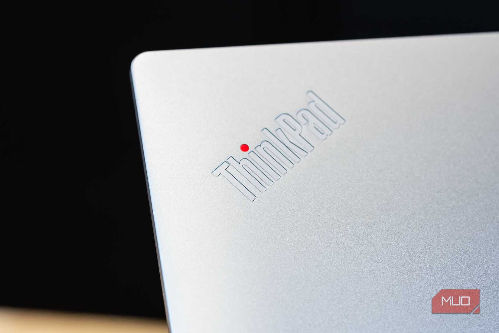 Lenovo ThinkPad Z16 Gen 2 AMD-2-এ ThinkPad লোগো