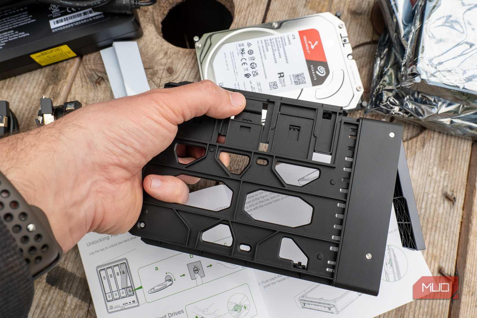 Ugreen DXP4800 Plus NAS  - simple hard drive installation