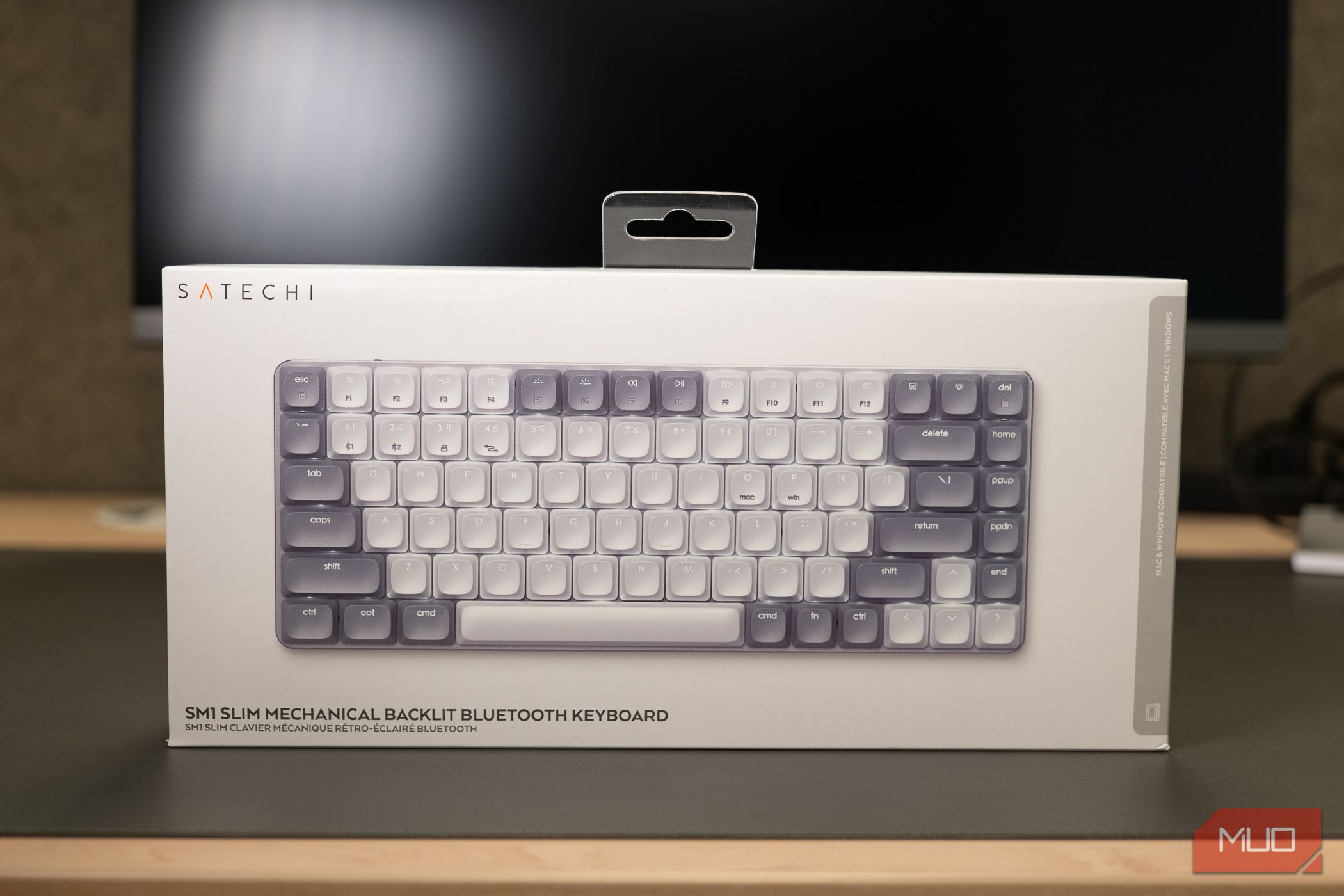 the-box-the-satechi-sm1-comes-