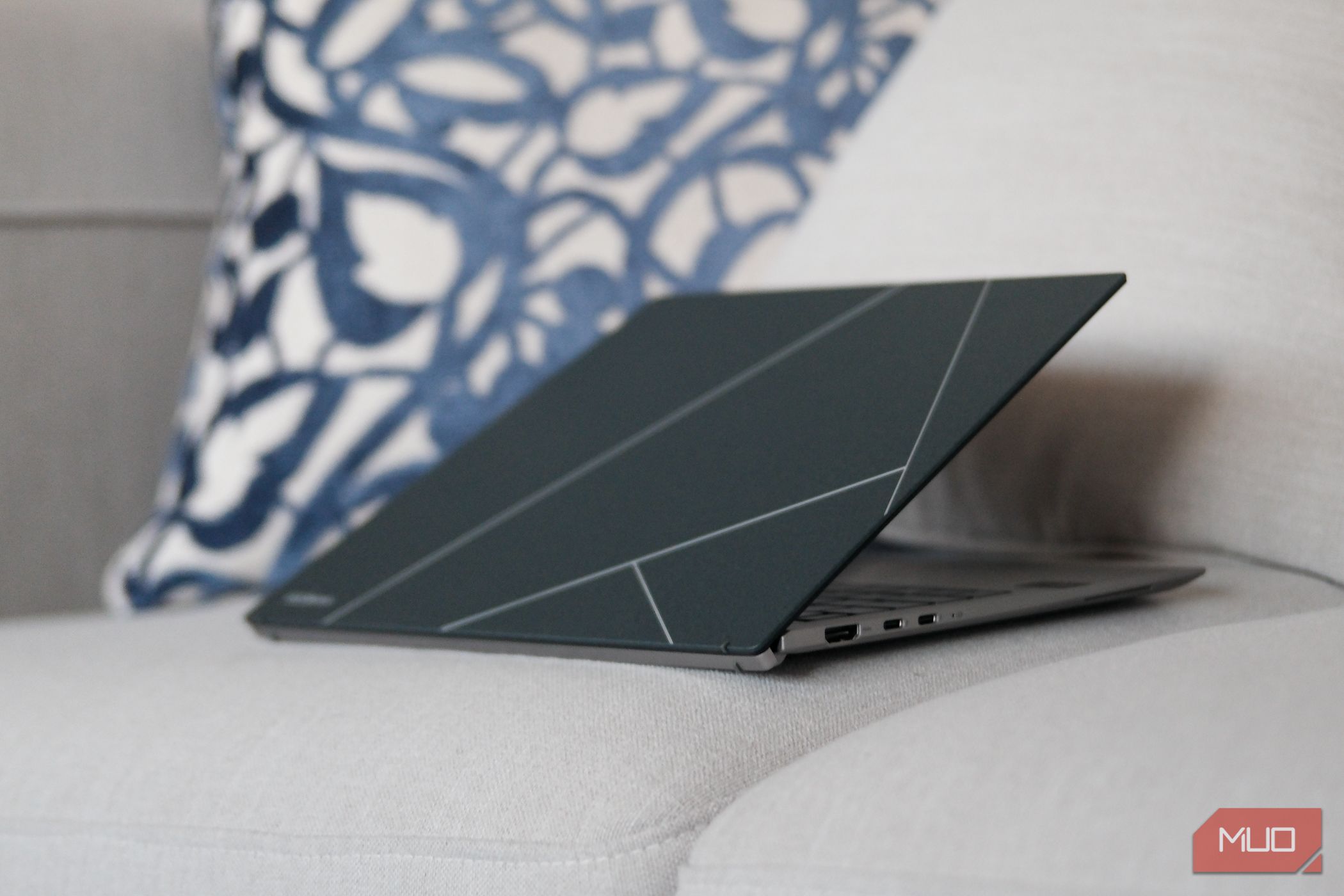 asus-zenbook-s-13-oled-lid-