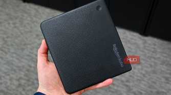 Back of the Kobo Libra Colour being held