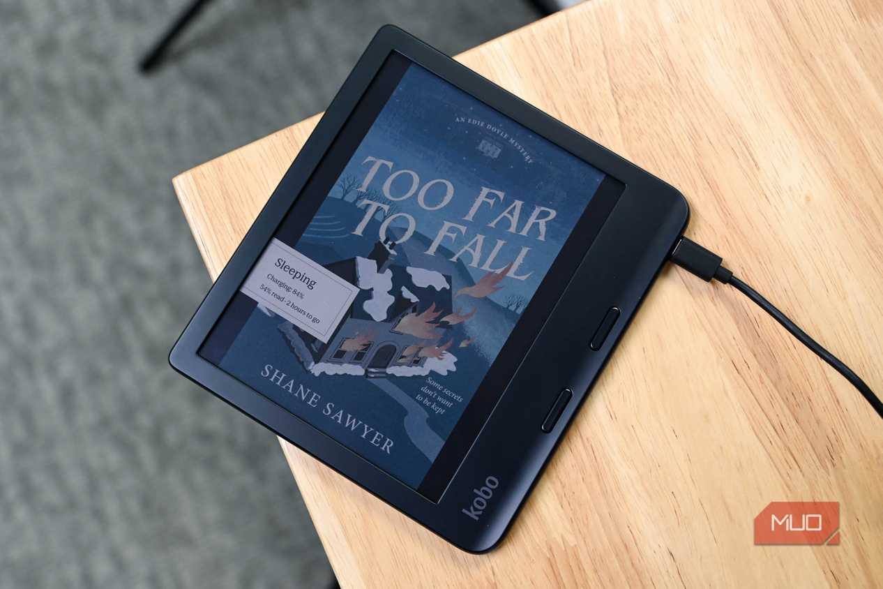 Charging the Kobo Libra Colour with the sleep screen on a book on desk