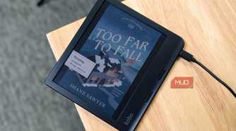 Charging the Kobo Libra Colour with the sleep screen on a book on desk