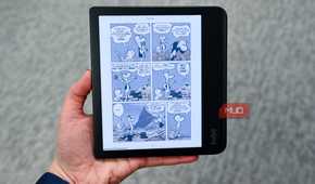 Person reading the comicbook Bone on the Kobo Libra Colour