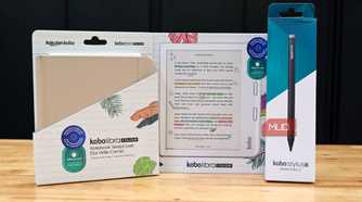 The Kobo Libra Colour with the sleep cover and stylus on desk
