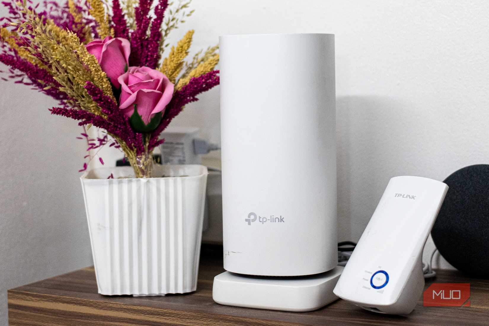 TP-Link Deco Mesh router beside Wi-Fi repeater