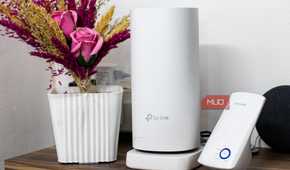 TP-Link Deco Mesh router beside Wi-Fi repeater