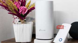 TP-Link Deco Mesh router beside Wi-Fi repeater