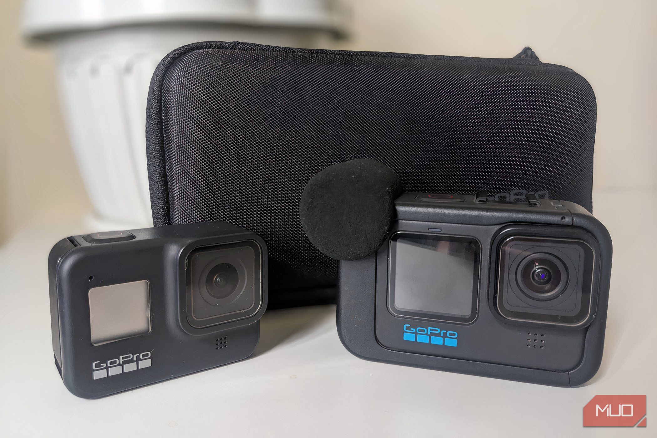 Dos cámaras GoPro sobre una mesa.