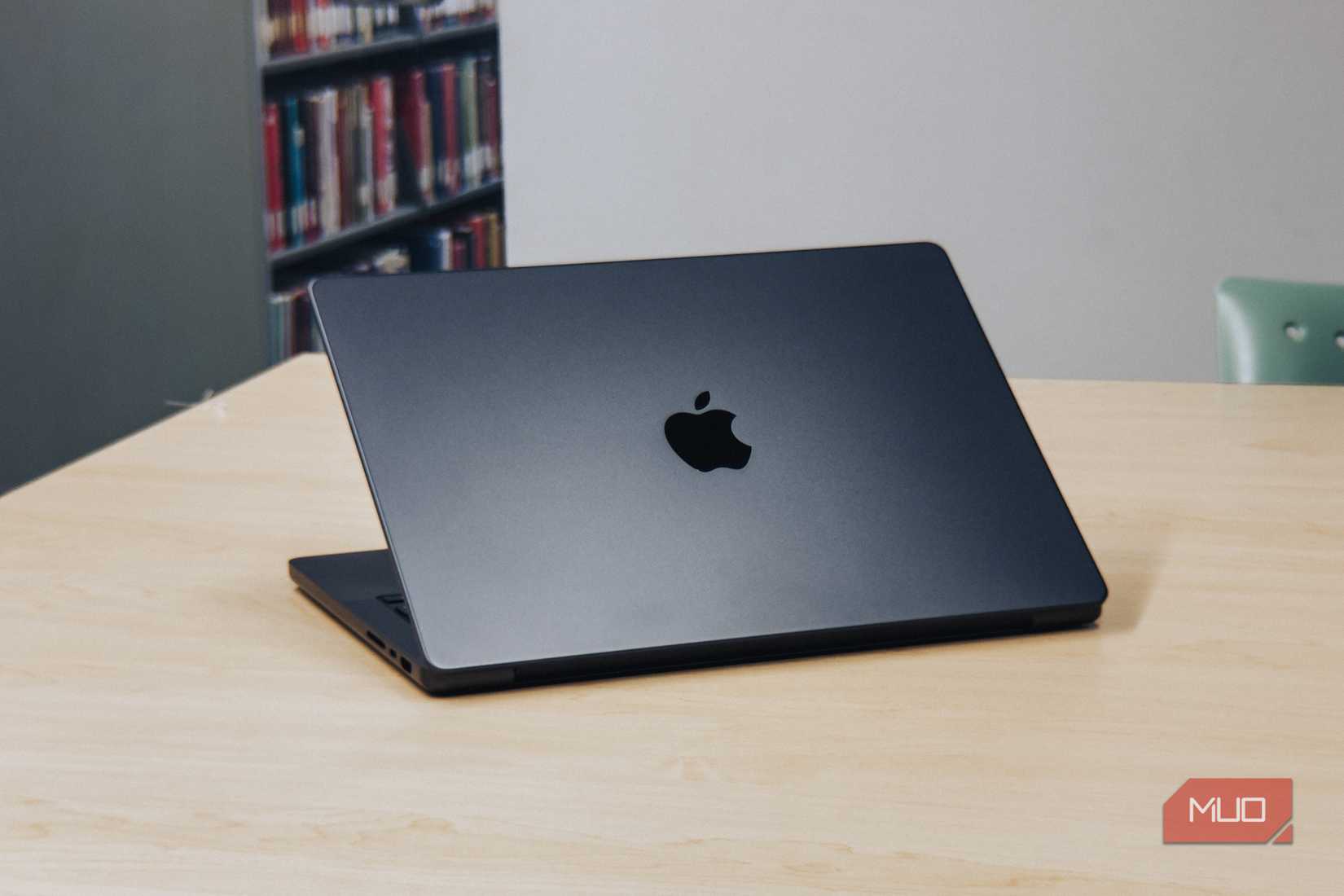 MacBook Pro M4 con acabado Space Black bajo luz