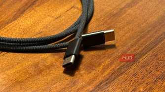 two ends of a usb c to usb c cable kept on a wooden table