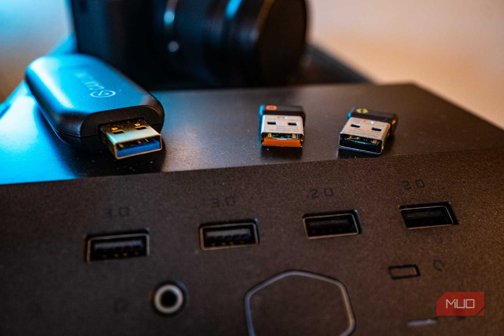 USB devices on top of a PC with USB 2.0 and 3.0 ports