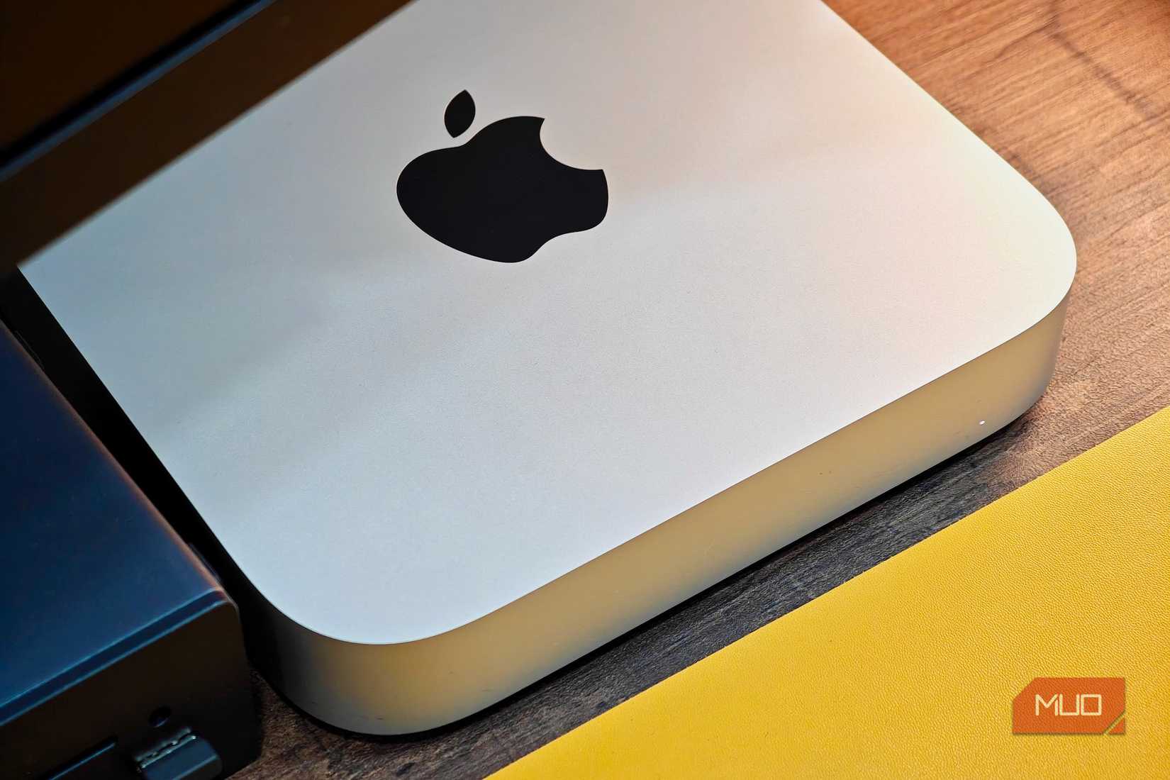 Mac mini M1 sobre un escritorio