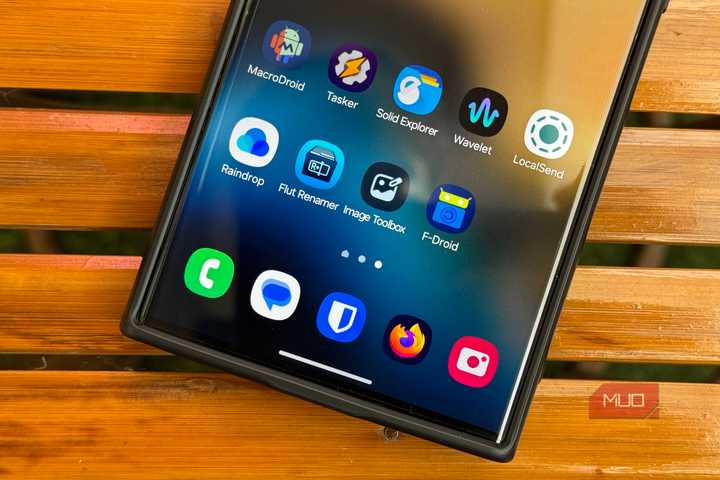 Android apps on a Galaxy phone Home screen.