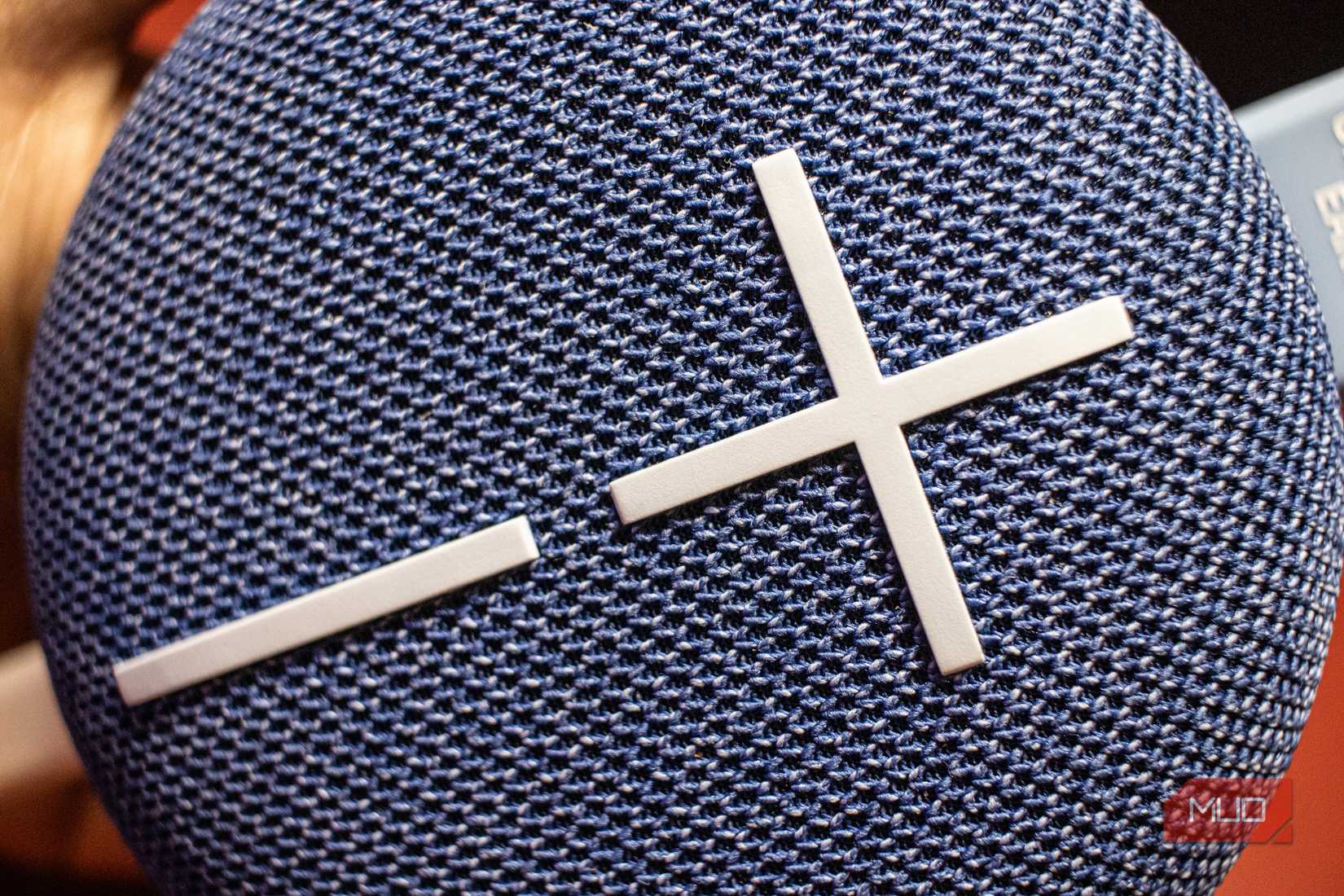 دکمه‌های کنترل صدا در Ultimate Ears Miniroll