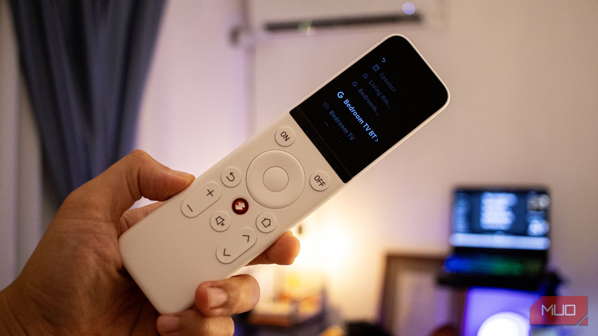 El control remoto universal SwitchBot en mi mano.