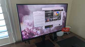 Samsung DeX on a monitor with the taskbar hidden.
