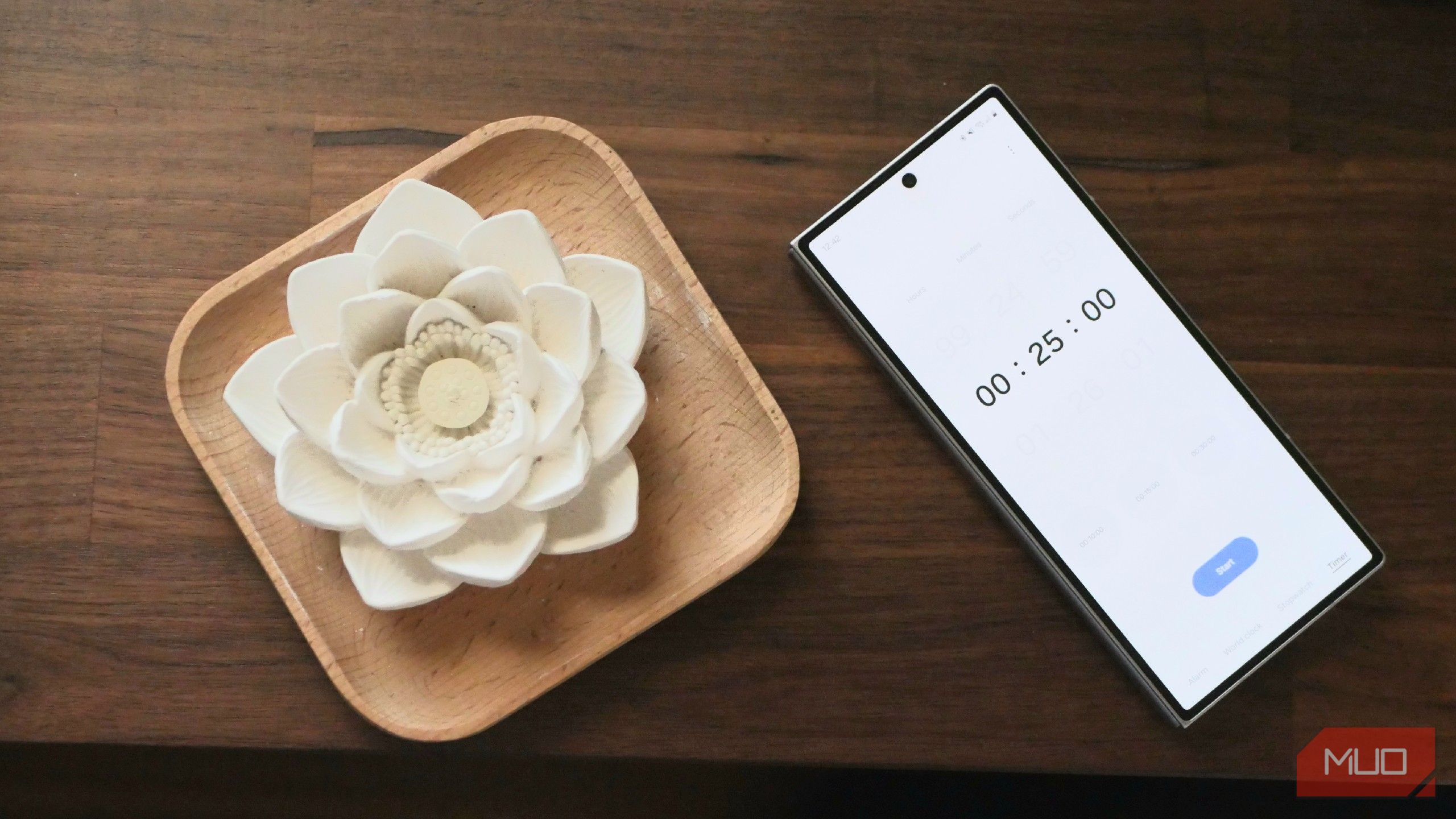 Galaxy Z Fold 6 con temporizador junto a un difusor de aceites esenciales.