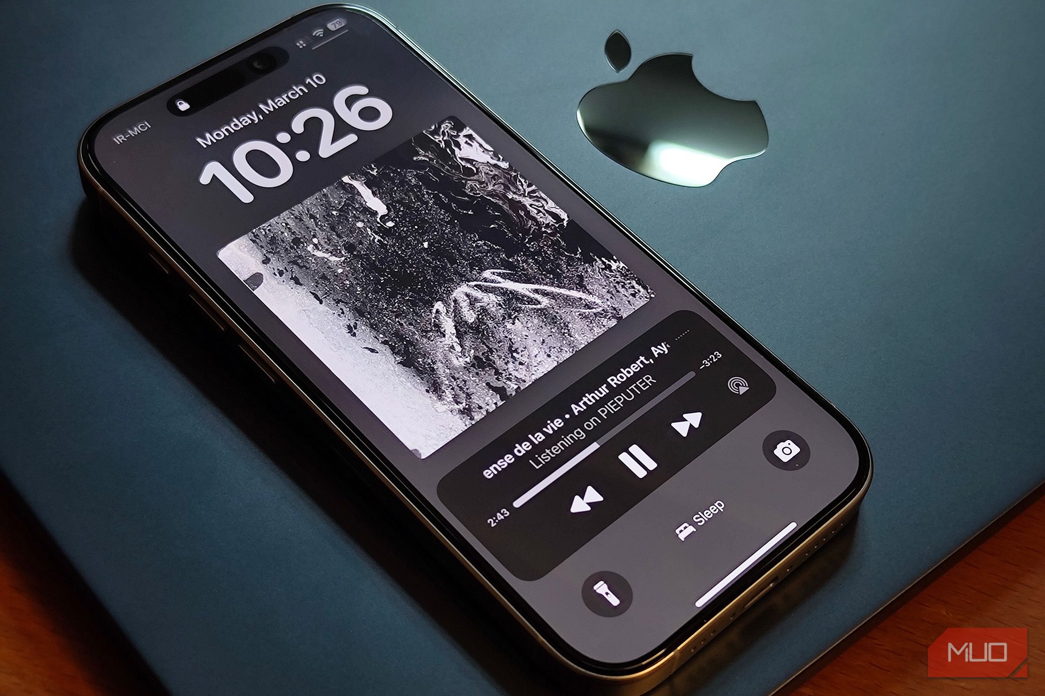 Un iPhone 16 Pro configurado en una MacBook Air