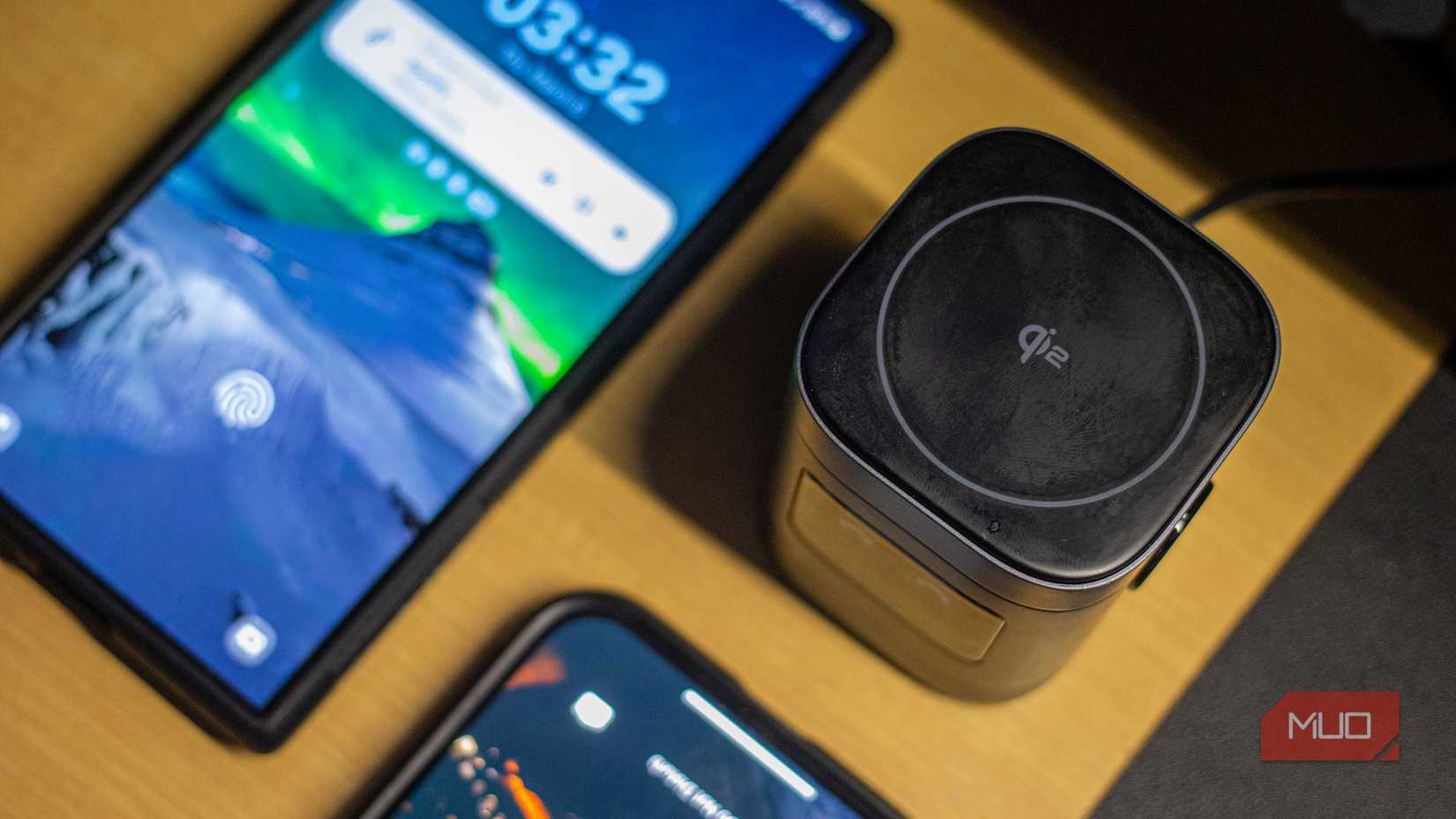 Ugreen Uno 2-in-1 Magnetic Wireless Charging Station 15W showing Qi2 logo.
