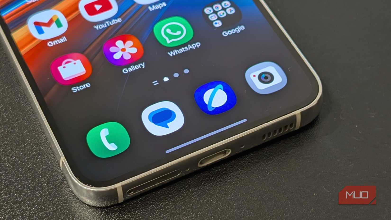 Apps on a Samsung Galaxy smartphone including Phone, Samsung Internet, Gallery, WhatsApp, Gmail, and Camera