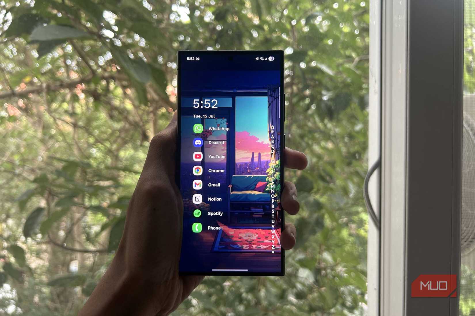 Samsung Galaxy S24 Ultra、Niagra ランチャーを持つ人