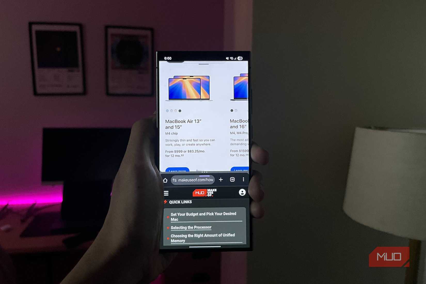 Una persona que sostiene un Samsung Galaxy S24 Ultra con Google Chrome y Samsung Internet abiertos en pantalla dividida